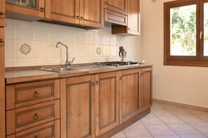 Kühlschrank, Mikrowelle, Herdplatte, Wasserkocher mit Kaffee-/Teezubehör