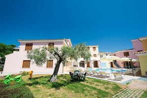 Outdoor dining - Cala Viola Two-room apartment sleeps 3, pool, A.C (Sos Alinos)