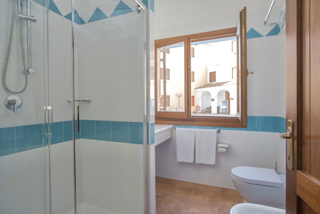 Ducha, secador de pelo, bidet, toallas