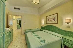 1 bedroom, in-room safe, travel cot, bed sheets - Two-room apartment 3 beds, about 27 sq m, living room with kitchenette, single bed or sofa bed, double bedroom, bathroom with shower. Possibility 1 infant in cot. <br>The apartments are arranged over three floors (ground, first and second) and have a pat (Sos Alinos)