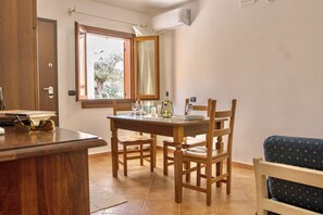 Dining - Cala Viola Two-room apartment sleeps 3, pool, A.C (Sos Alinos)