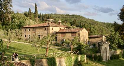 Villa Grassina Trilocale sleeps 5, WIFI, pool