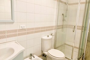 Een douche, een bidet, handdoeken