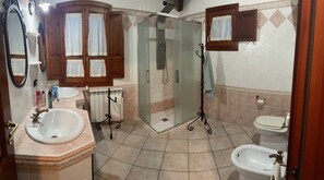 Duschwanne, Whirlpool, Haartrockner, Bidet