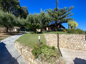 Property grounds - House with garden and splendid sea view (Lotzorai)