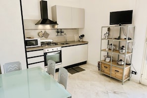 Geladeira, cooktop, cafeteira/chaleira, torradeira