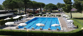 Two-room apartment for 4 people consisting of a living room with kitchenette, double or twin sofa bed, a double bedroom; bathroom with shower. <br>They can be on the ground floor or first floor. <br>Balcony or garden equipped with table and chairs. <br>C