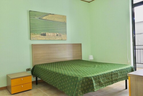 Two-room apartment for 4 people consisting of a living room with kitchenette, double or twin sofa bed, a double bedroom; bathroom with shower. <br>They can be on the ground floor or first floor. <br>Balcony or garden equipped with table and chairs. <br>C