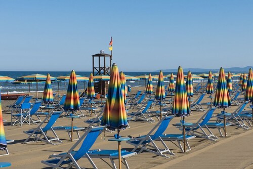 Tent equipped Coco Sweet 4 beds, waterproof, about 16mq, maximum 4 persons with: a room with a matrimonial bed (140x190cm), 3 small shelves and a small space to hang the clothes, lounge with 2 sofa-beds with 2 single beds, space in the center of the tent