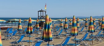 Tent equipped Coco Sweet 4 beds, waterproof, about 16mq, maximum 4 persons with: a room with a matrimonial bed (140x190cm), 3 small shelves and a small space to hang the clothes, lounge with 2 sofa-beds with 2 single beds, space in the center of the tent