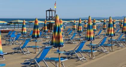 Tent equipped Coco Sweet 4 beds, waterproof, about 16mq, maximum 4 persons with: a room with a matrimonial bed (140x190cm), 3 small shelves and a small space to hang the clothes, lounge with 2 sofa-beds with 2 single beds, space in the center of the tent