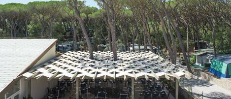 屋外ダイニングエリア