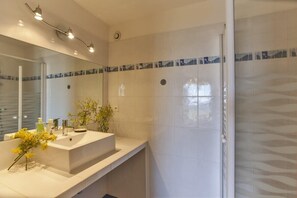 Bathtub, hair dryer, towels - Villa Cléa (Saint-Florent)