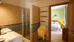 Ein Badezimmer mit Dusche, zwei Waschbecken und einem Handtuchhalter.