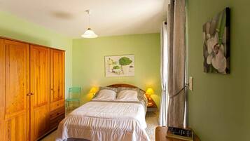 5 bedrooms, iron/ironing board, travel crib, WiFi