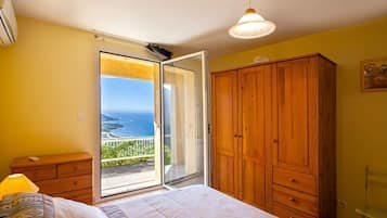 5 bedrooms, iron/ironing board, travel cot, WiFi