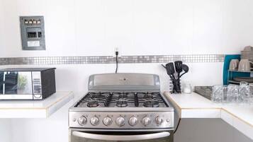 Microwave, cookware/dishes/utensils