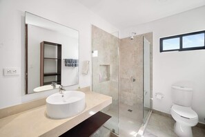 Shower, hair dryer - Bright & Spacious Mérida Retreat | 3BR Home with Private Pool (Mérida)