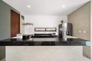 Fridge, microwave, stovetop, coffee/tea maker - Bright & Spacious Mérida Retreat | 3BR Home with Private Pool (Mérida)