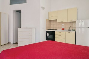 1 habitación, tabla de planchar con plancha, wifi y ropa de cama 