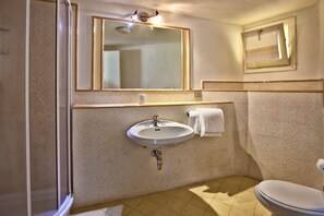 Ducha, secador de pelo, bidet, toallas