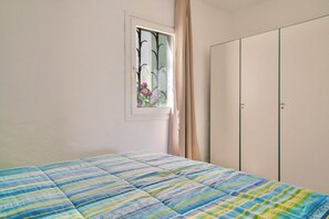 3 habitaciones, tabla de planchar con plancha, wifi y ropa de cama 