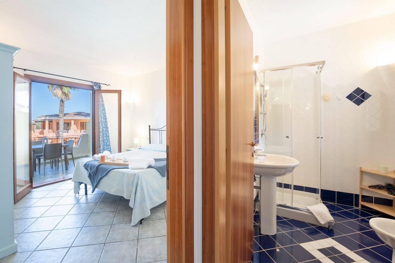 Douche, sèche-cheveux, bidet, serviettes fournies