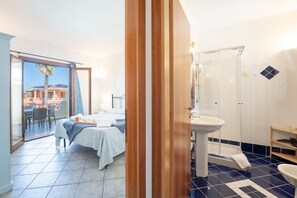 Regadera, secadora de cabello, bidet, toallas 