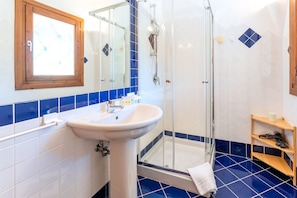 Douche, sèche-cheveux, bidet, serviettes fournies