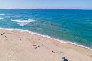 Beach - Badus Two-room apartment, WIFI, A.C, swimming pool (Badesi)