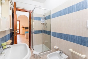 Dusche, Haartrockner, Bidet, Handtücher