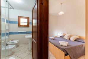 Douche, sèche-cheveux, bidet, serviettes fournies