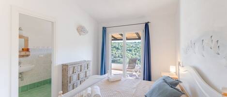 2 dormitorios, tabla de planchar con plancha, cuna de viaje