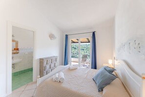 2 quartos, ferros/tábuas de passar roupa, berço de viagem, roupa de cama