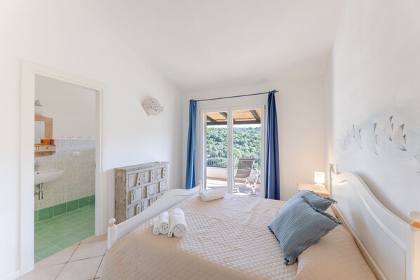 2 habitaciones, tabla de planchar con plancha y cuna de viaje 