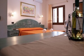 In-room safe, travel crib, bed sheets