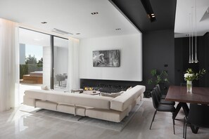 100-cm-Smart-TV mit Satellitenempfang, Fernseher, Kamin