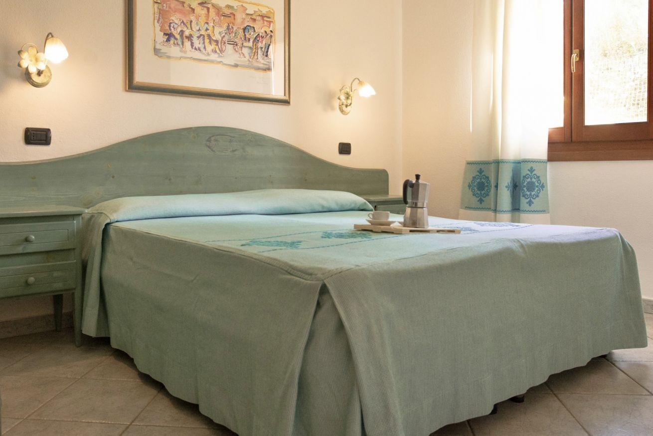 1 quarto, cofres nos quartos, berço de viagem, roupa de cama