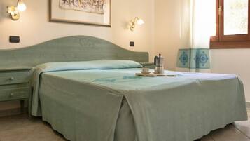 1 quarto, cofres nos quartos, berço de viagem, roupa de cama