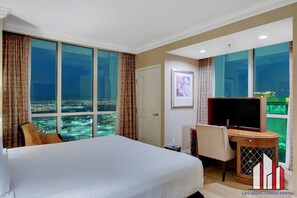 1 dormitori, caixa forta a l'habitació i escriptori 