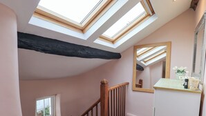 Eine Treppe mit Holzbalkonen und einem Oberlicht.