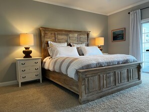 3 bedrooms, iron/ironing board, free WiFi, bed sheets - Upscale condo with magnificent marina views (Southport)