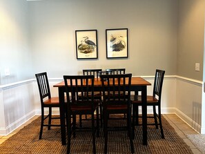 Dining - Upscale condo with magnificent marina views (Southport)