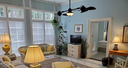 Elegant & upscale historic bed and breakfast located outside of uptown Charlotte