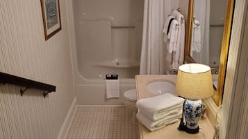 Ensemble baignoire-douche, séchoir à cheveux, serviettes fournies, savon