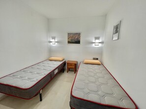 2 makuuhuonetta, silitysrauta/-lauta, vuodevaatteet