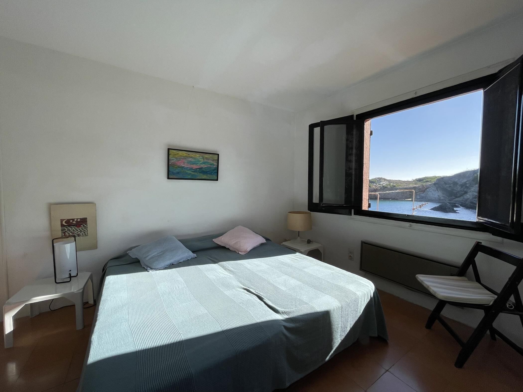 4 habitaciones, tabla de planchar con plancha y ropa de cama 