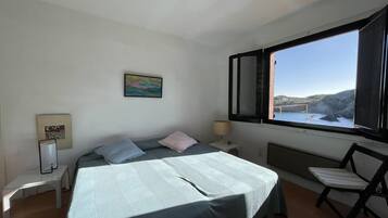 4 habitaciones, tabla de planchar con plancha y ropa de cama