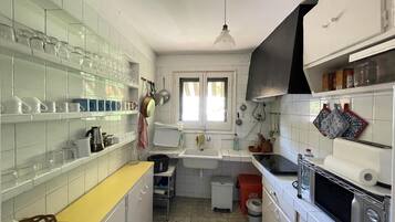 Køleskab, mikrobølgeovn, kaffe-/temaskine, brødrister