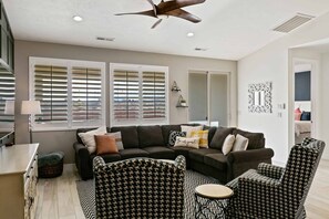 TV, table tennis - Desert Moose, PARADISE VILLAGE, PING PONG, POOLS AND LAZY RIVER! (Santa Clara)